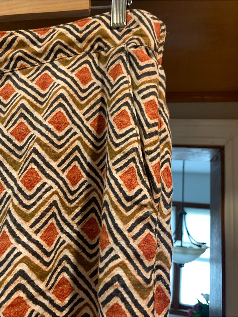 Tahari Linen capri pants. Geometric design, earth tones. Elastic waist 
Wide leg